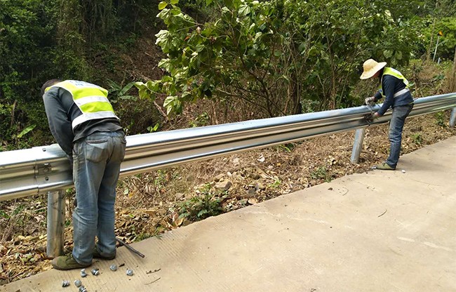 山西高速公路护栏的定期维护与保养