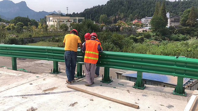 山西高速公路护栏板的维护确保道路安全的关键环节