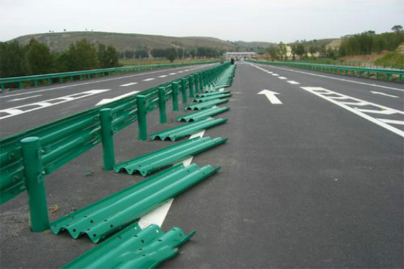 山西波形护栏的维护与管理确保道路安全的关键步骤